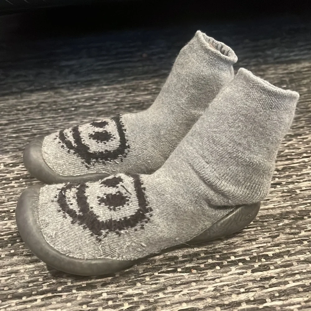 Authentic Nununu happy face sock slippers shoes Sz 10 Euro 28